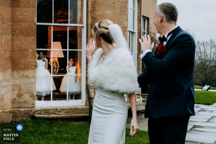 Fotografias de casamento em Yorkshire, Reino Unido, mostrando os noivos são filmadas por suas filhas quando eles chegam ao local da recepção