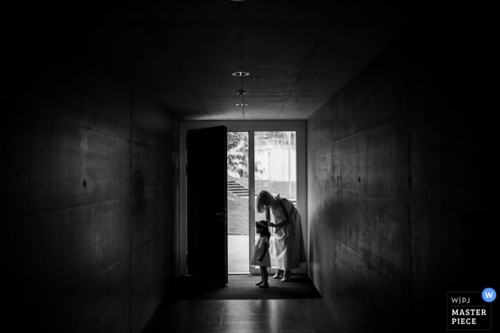 Fotografia de casamento em casa em Zurique mostrando A última recomendação antes da cerimônia civil