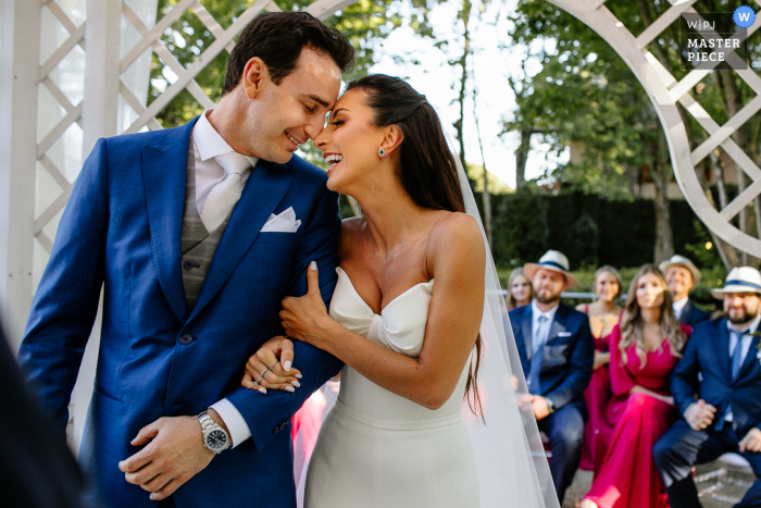 Castelo Saint Andrews, Gramado, Brasil foto de la boda de los novios reunidos en la ceremonia al aire libre