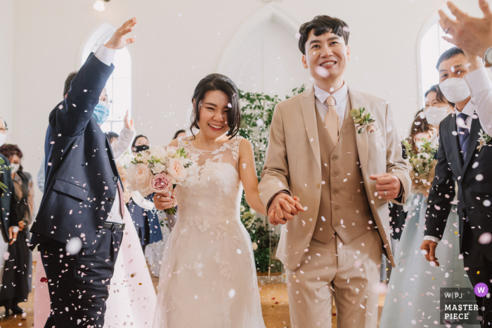 Fotografia de casamento em Milton Ridge, Maryland, mostrando confetes jogando em uma capela de casamento coreano-americana