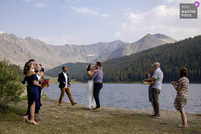 Fotografía de la boda del embalse de Clinton Gulch Dam de reacciones durante una ceremonia al aire libre