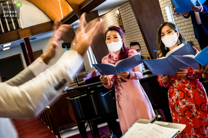 Virginia fotografia di matrimonio del coro che canta alla cerimonia di matrimonio in chiesa