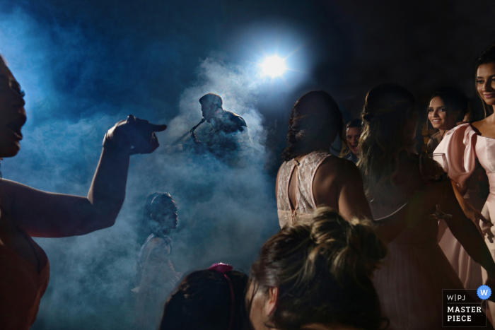 Foto del matrimonio di Villa Borguese Anápolis con luci e nebbia del dj sulla pista da ballo