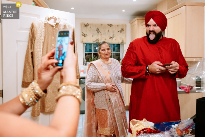 Oxford, Reino Unido foto de boda en casa creada mientras el novio se prepara, su hermana le toma una foto por teléfono