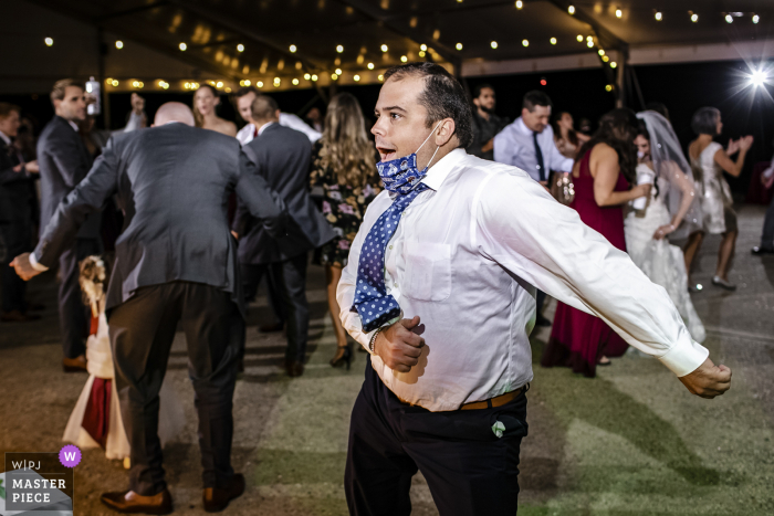 Foto de boda de Cog Hill Country Club de un loco uso del hilo dental en la pista de baile