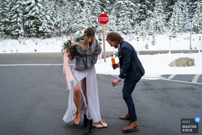 Foto de casamento do Lago Minnewanka, Parque Nacional de Banff, AB, Canadá