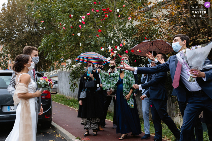 Île-de-France Ceremonie huwelijksfotografie van de bruid en bruidegom onder confetti na de ceremonie