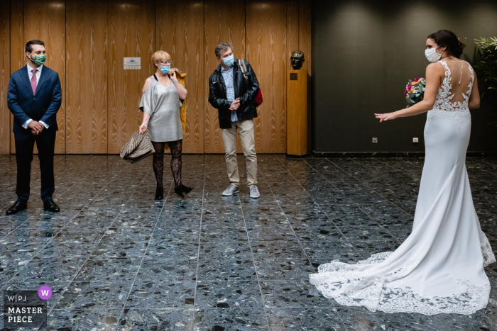 Cerimônia na Ilha de França, imagem do casamento da noiva esperando com sua família antes da cerimônia