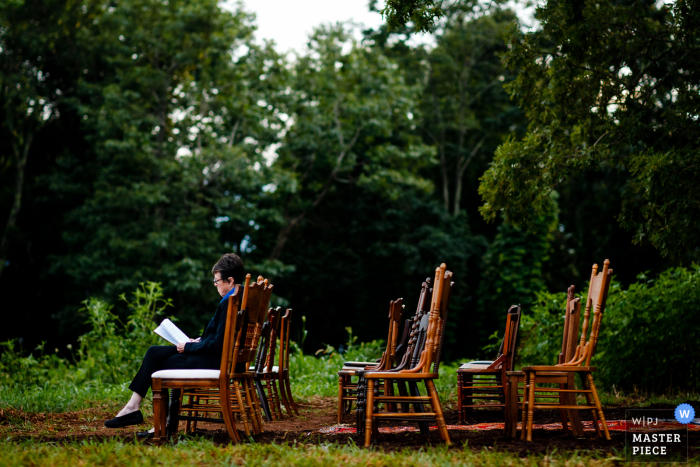 NC-trouwfoto van Asheville van The officiant die haar aantekeningen nog een laatste keer voor de ceremonie leest