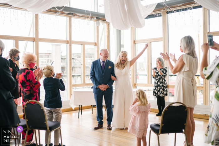 Reportaje de boda en Londres foto de una pareja celebrando casarse en Greenwich Yacht Club