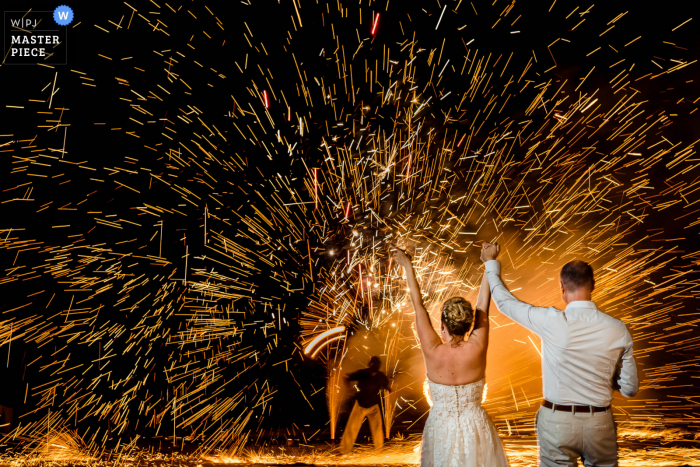 Beste huwelijksfotografie uit Londen met een foto van vuurwerk bij de receptie buiten met een lange sluitertijd van de camera