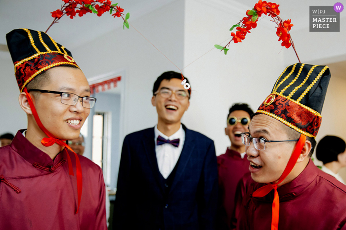 Best wedding photography from Guangxi showing a pic of groomsmen and the China groom playing door games Best wedding photography from Guangxi showing a pic of groomsmen and the China groom playing door games