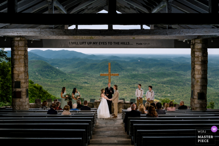 Beste Hochzeitsfotografie aus Greenville, SC, die ein Bild der Zeremonie zeigt, jedoch mit OCF-Blitz, um den Hintergrund im Bild aufgrund des sehr geringen Lichts im Pretty Place Camp einzufangen