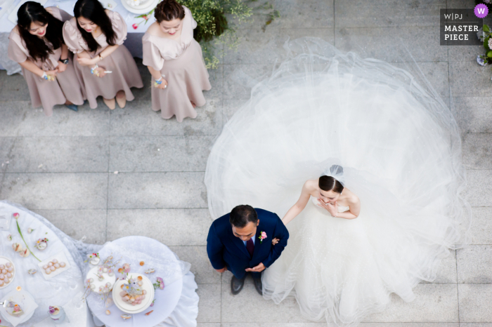 Un fotógrafo de bodas en Guizhou creó esta imagen del momento en que la novia y el padre esperan en la puerta antes de la ceremonia de la boda.