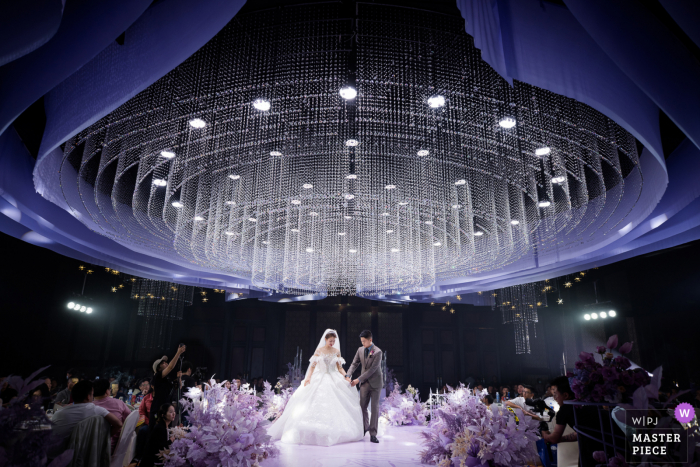 A melhor fotografia de casamento de Nanjing em um hotel em Jiangsu, China, mostrando uma foto da glamourosa cerimônia interna