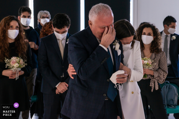 Un grand photographe de mariage de Mantoue à Quistello a capturé cette photo au Centro Hub Oltrepo Mantovano du père de la mariée, au moment de se souvenir de sa mère qui a récemment disparu, éclate en sanglots et la mariée se sépare du marié