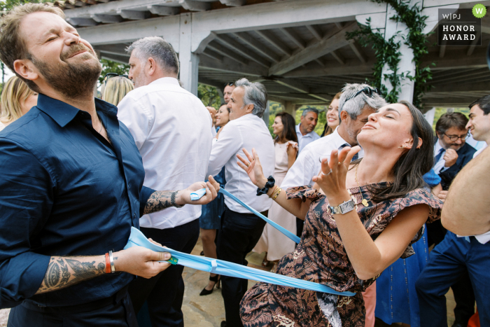 Preisgekröntes Galeriebild des Hochzeitsfotografiewettbewerbs von Saint Tropez an der französischen Riviera, das zeigt, wie die Gäste feiern