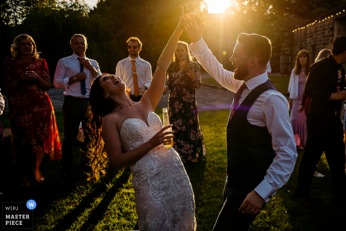 Beste trouwreportagefotografie uit East Rildesten met een foto van de First Dance buiten