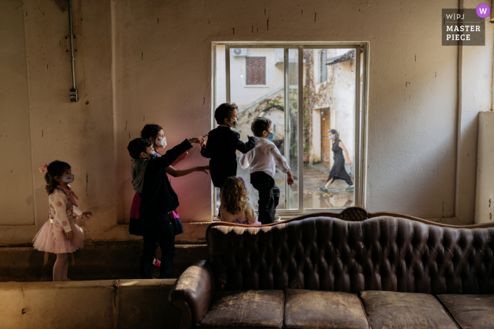 Najlepsza brazylijska fotografia ślubna od Fazendy przedstawiająca zdjęcie dzieci obserwujących przybycie panny młodej na wesele w gospodarstwie