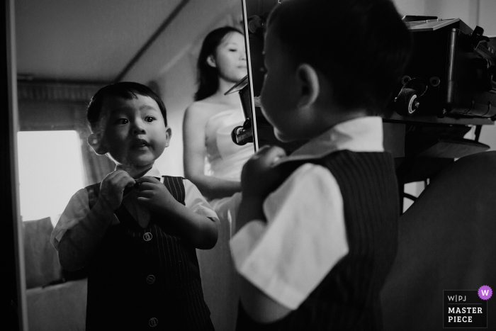 La migliore fotografia di matrimonio del Fujian che mostra una foto della sessione preparatoria, i bambini che stanno sistemando i loro costumi