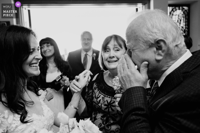 A melhor fotografia de casamento de San Antonio, da Igreja St. George Marolnite, mostrando uma foto do avô das noivas do Texas enxugando as lágrimas