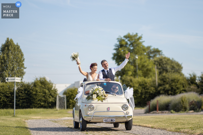 Melhor fotografia de casamento de Veneza, mostrando uma foto da chegada dos noivos no local da recepção em um automóvel conversível vintage