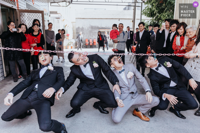 Photographie de mariage de Taichung Taiwan montrant le marié et le meilleur homme franchissent les barrières