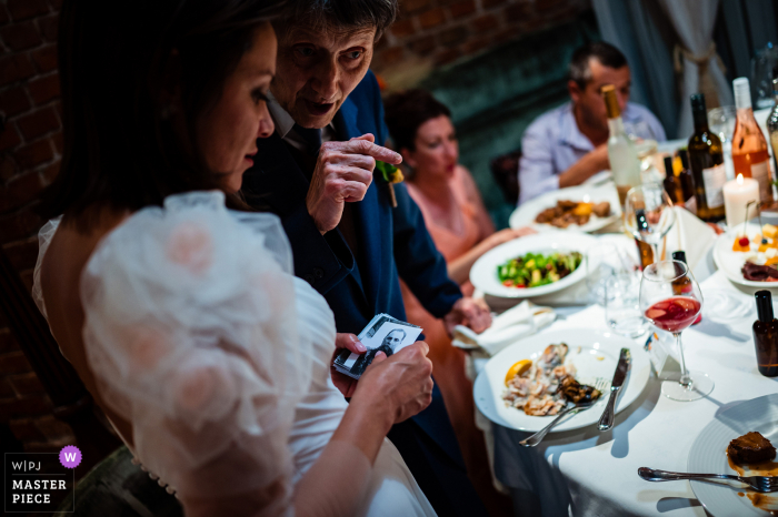 Chateau Copsa, Bulgaria fotografia di matrimonio che mostra Il nonno della sposa le regala le foto di suo nonno