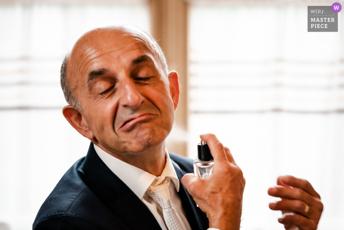 Een trouwfotograaf uit Frankrijk in Château du Croisillat in Caraman maakte deze foto waarop te zien is dat papa zich klaarmaakt met eau de cologne