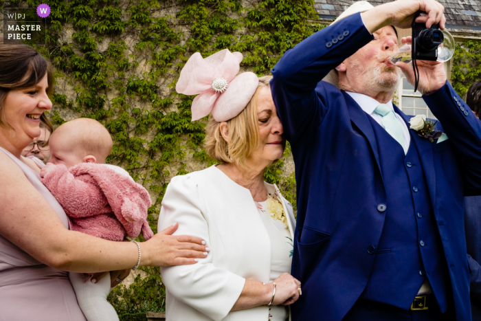 CloughJordan House: a melhor fotografia de reportagem de casamento da Irlanda, mostrando uma foto da mãe do noivo emocionada durante a primeira dança