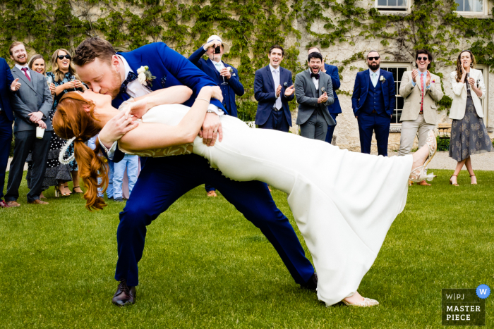 Ein Hochzeitsfotograf im CloughJordan House in Irland hat dieses Bild draußen während des ersten Tanzes auf dem Rasen erstellt created