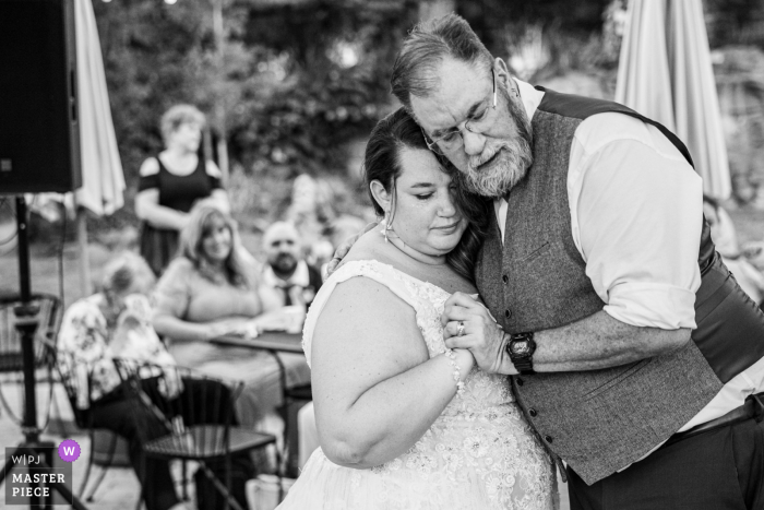 Ein Hochzeitsfotograf aus Nevada in Lavender Ridge hat dieses Bild eines sehr emotionalen Moments während des Vater- und Tochtertanzes geschaffen