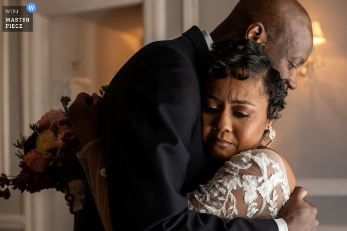 Ein Top-Hochzeitsfotograf in Maryland hat dieses Bild des ersten Blicks zwischen Papa und Braut festgehalten