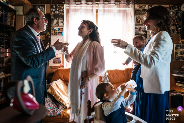 Beste trouwfotografie uit Orleans met een foto van een thuishuwelijk met een kind, wil je leuk vinden