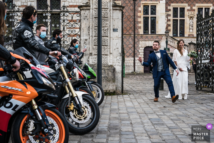 Ein Top-Hochzeitsfotograf im Rathaus von Orleans hat dieses Bild des Bräutigams aufgenommen, der sagte: Lasst uns lauter zur Motorradgruppe werden