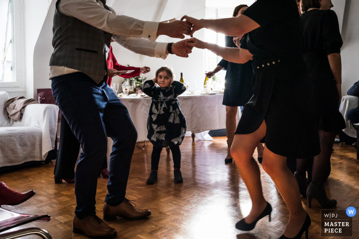 Een trouwfotograaf in Orleans maakte dit beeld van een Loud Dance-moment binnenshuis bij de kleine receptie