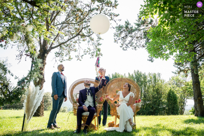 Mas Saint Germain beste huwelijksfotografie uit Frankrijk met een foto buiten van de bruid en bruidegom die een ballon met berichten vrijgeven