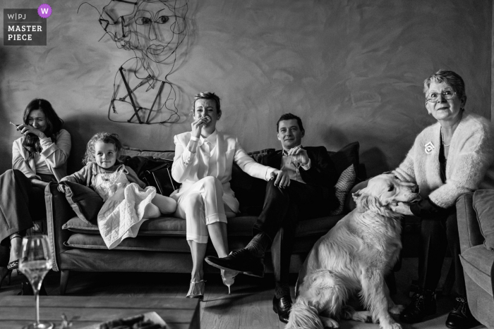 Un photographe de mariage à Vinsobres, France a créé cette image en noir et blanc de moments émotionnels en famille