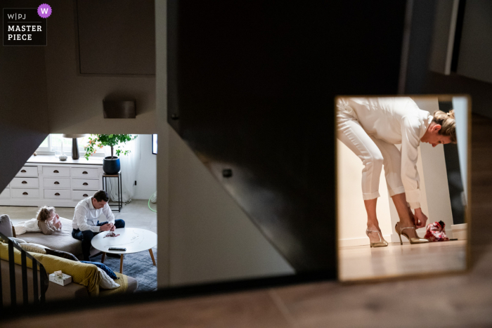 Best wedding photography from Vinsobres, France showing a pic illustrating Getting ready on two different sides of the home 