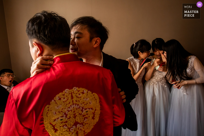 Um importante fotógrafo de casamento chinês em Zhejiang tirou esta foto mostrando As damas de honra e os padrinhos estavam discutindo como encontrar os sapatos de casamento das noivas