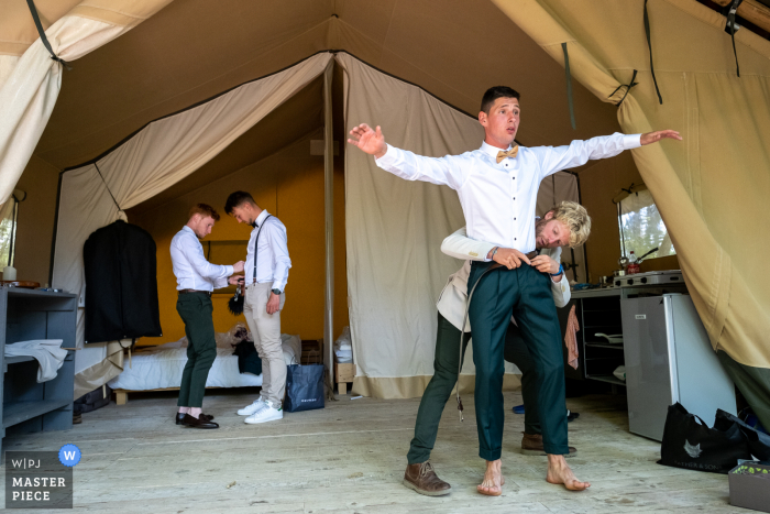 Fotografía de la boda de Les Ormes del novio preparándose