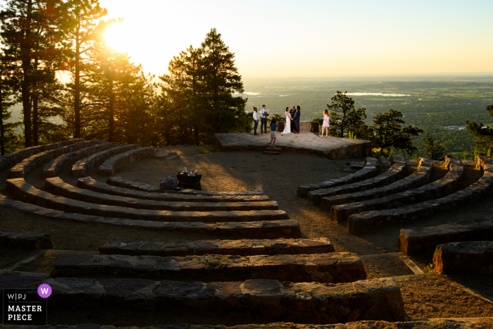 La mejor fotografía de bodas de Colorado desde Boulder que muestra una foto de una pareja y sus familiares cercanos compartiendo sus votos en privado al amanecer.