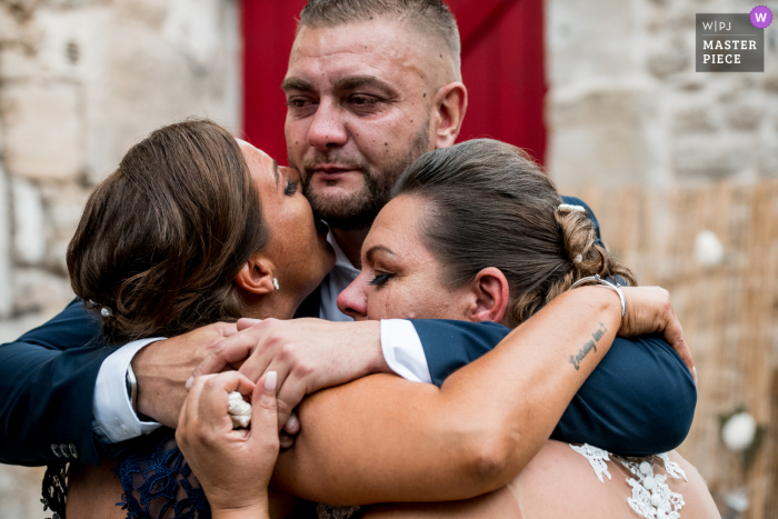 Best wedding photography from France showing a pic of Sisters and brother in arms Best wedding photography from France showing a pic of Sisters and brother in arms