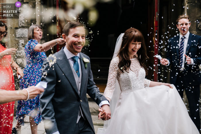 Een top trouwreportagefotograaf in Christchurch Mayfair in Londen maakte deze foto van een feestelijke confetti-opname