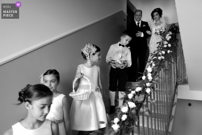 La migliore fotografia di matrimonio della Calabria da Soriano Calabro che mostra una foto della festa nuziale Partendo verso la chiesa