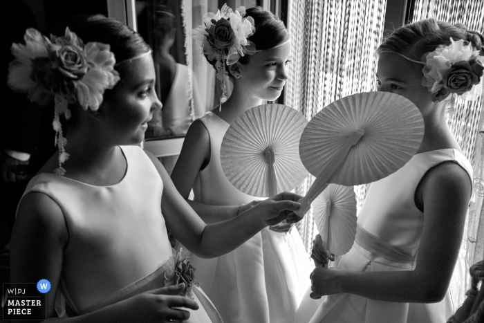 Un fotógrafo de bodas de primera en Soriano Calabro, Calabria capturó esta imagen de las damas de honor en la casa de los novios