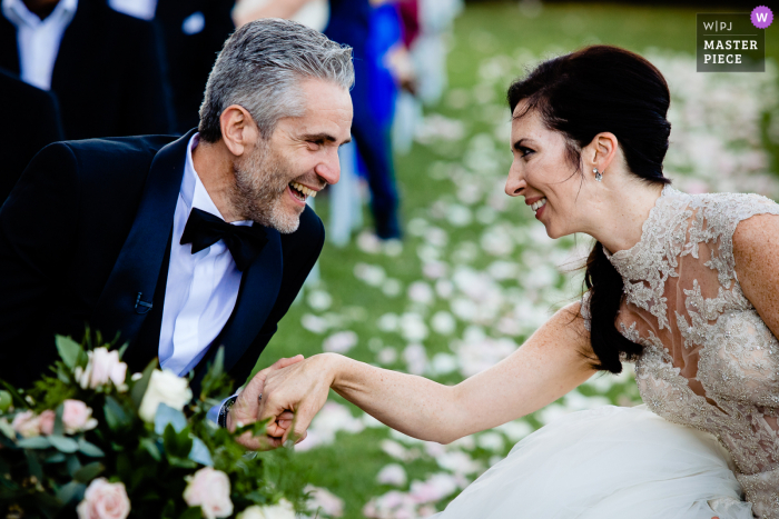 Un fotografo di matrimoni italiano al Castello di Torre Alfina ha creato questa immagine degli sposi durante la cerimonia e le lacrime di commozione