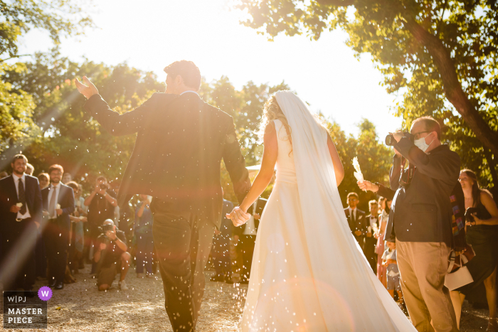 Un fotografo di matrimoni di Roma a Villa Pocci ha creato questa immagine di Il momento del riso con una luce pazzesca