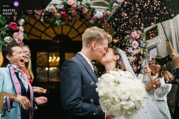 Un fotógrafo de bodas de Londres en Chelsea Old Town Hall creó esta imagen de Un momento de confeti fuera del Ayuntamiento