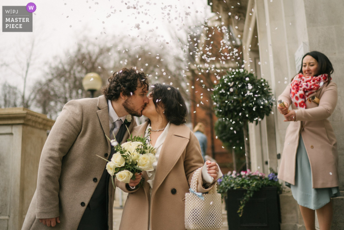 A melhor fotografia de casamento de Londres da Prefeitura de Islington, mostrando uma foto de um momento de confete do lado de fora da prefeitura